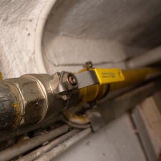 Eine Gasleitung ist im Keller von einem Mehrfamilienhaus zu sehen.