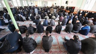 Muslimische Gläubige versammeln sich in der DITIB Moschee in Stuttgart-Feuerbach zum Freitagsgebet. (Archivfoto)