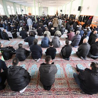 Muslimische Gläubige versammeln sich in der DITIB Moschee in Stuttgart-Feuerbach zum Freitagsgebet. (Archivfoto)