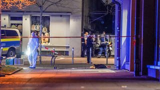 Nach den Schüssen auf einen Mann untersucht die Polizei den Tatort in Stuttgart-Zuffenhausen. 