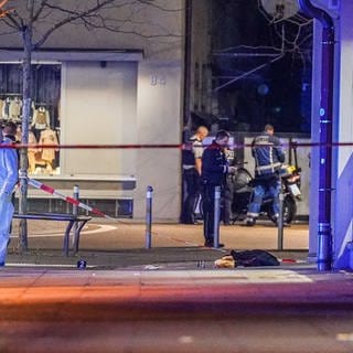 Nach den Schüssen auf einen Mann untersucht die Polizei den Tatort in Stuttgart-Zuffenhausen. 