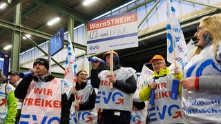 Während einer Streikkundgebung der EVG am Hauptbahnhof Stuttgart hat sich ein Demonstrationszug durch die Bahnhofshalle gebildet.