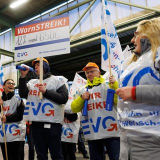 Während einer Streikkundgebung der EVG am Hauptbahnhof Stuttgart hat sich ein Demonstrationszug durch die Bahnhofshalle gebildet.