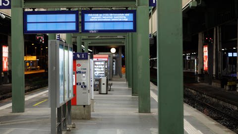 Die Bahnsteige am Stuttgarter Hauptbahnhof sind leer. 