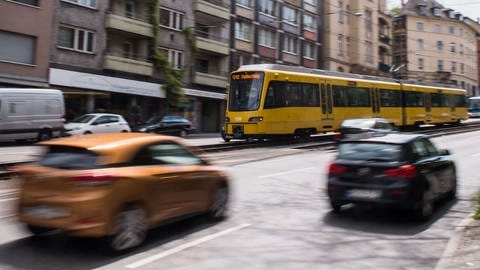 Autos fahren in Stuttgart neben einer Stadtbahn: Sollen Firmen oder Autofahrer für den zusätzlichen Ausbau des ÖPNV bezahlen? Die Meinungen dazu gehen im Land weit auseinander.