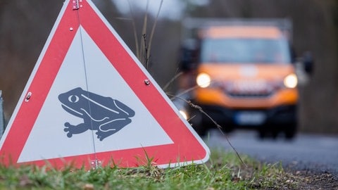 Ein Schild weist auf die Krötenwanderung hin. Weil die Amphibien bei ihrem Weg zu den Laichplätzen oft über Straßen wandern, besteht die Gefahr, dass sie überfahren werden.