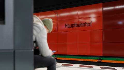 Ein einzelner Mann sitzt auf einer Bank an der Haltestelle Hauptbahnhof Stuttgart. Weil am Montag großer Streik war, fuhr keine S-Bahn. 