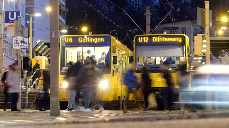 Fußgänger laufen an einer Haltestelle der U-Bahn über die Gleise. (Foto: dpa Bildfunk, picture alliance / Bernd Weißbrod/dpa | Bernd Weissbrod)