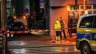 Rettungs- und Einsatzkräfte stehen vor einer Bar in Plochingen, wo ein Mann angeschossen wurde. 