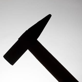 Scherenschnitt eines Hammers (Symbolbild)