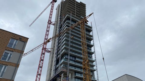 Noch im Herbst 2022 wurde am  Schwabenlandtower ein 120 Meter hoher Kran installiert. Die Stadt hoffte, dass der Bau bald fertiggestellt werden könnte.