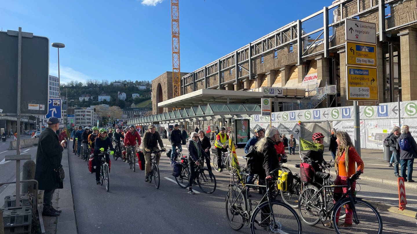 Menschen protestieren in einem Fahrradkorso vor dem Hauptbahnhof in Stuttgart
