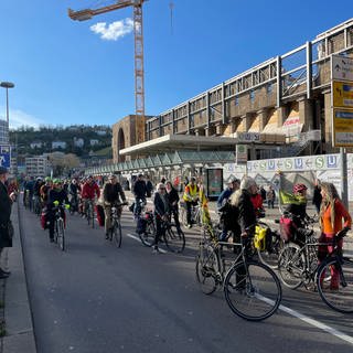 Menschen protestieren in einem Fahrradkorso vor dem Hauptbahnhof in Stuttgart