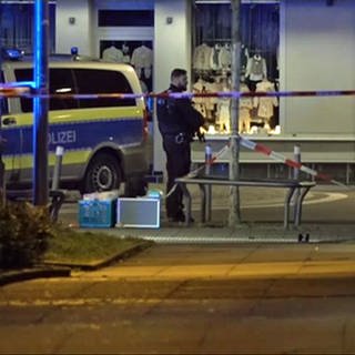 Beamte haben den Tatort in Stuttgart-Zuffenhausen, an dem Schüsse fielen abgesperrt. Ein 32-Jähriger wurde am 17.3.2023 schwerverletzt.