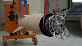 In einer Aufhängung im Labor findet ein erster Test der Montage der Raketenkomponenten statt, mit denen Studenten aus Stuttgart nach drei Jahren Vorbereitung einen Rekord mit einer gebauten Hybridrakete brechen wollen.