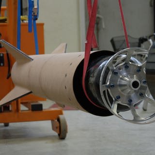 In einer Aufhängung im Labor findet ein erster Test der Montage der Raketenkomponenten statt, mit denen Studenten aus Stuttgart nach drei Jahren Vorbereitung einen Rekord mit einer gebauten Hybridrakete brechen wollen.