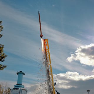Das Studententeam von HyEnD hat die Rakete in Schweden gestartet. Die Hybridrakete stellte einen neuen Höhenrekord auf.