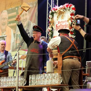 Wasenbürgermeister Thomas Fuhrmann jubelt. Er hat das Frühlingsfest mit dem Fassanstich eröffnet.