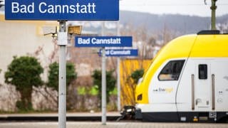 Ein Regionalzug steht im Bahnhof in Stuttgart-Bad Cannstatt.