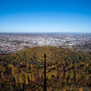 Der Schatten des Fernsehturms vor dem Panorama von Stuttgart