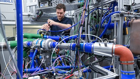 Ein Mitarbeiter des Automobilzulieferers Mahle arbeitet am Stammsitz in Stuttgart an einer Test-Brennstoffzelle.