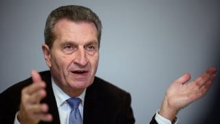 Günther Oettinger im Interview mit Journalisten. Er Ex-Ministerpräsident ist unzufrieden mit der Entwicklung in Stuttgart.