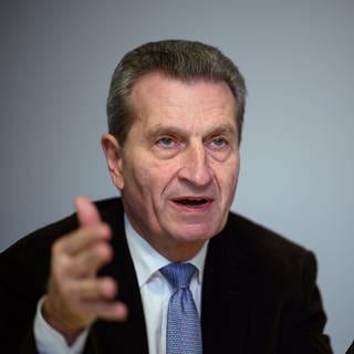 Günther Oettinger im Interview mit Journalisten. Er Ex-Ministerpräsident ist unzufrieden mit der Entwicklung in Stuttgart.