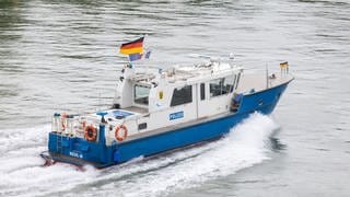 Ein Boot der Wasserschutzpolizei fährt über das Wasser (Symbolbild).