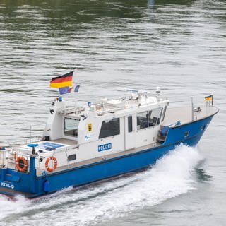 Ein Boot der Wasserschutzpolizei fährt über das Wasser (Symbolbild).