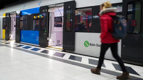 Eine S-Bahn hält am Bahnhof: Die Verlängerung nach Neuhausen soll mehr Fahrgäste auf den Fildern anlocken.