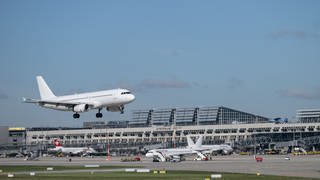 Am Stuttgarter Flughafen, der die Ergebnisse zum Geschäftsjahr 2022 veröffentlicht hat, hebt ein Flugzeug ab.