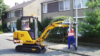 Ein Spezialbaggert rüttelt eine Straßenlaterne, um zu testen, ob sie sicher steht. 