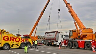 Kräne bergen einen umgekippten LKW auf der A81 auf Höhe Stuttgart-Zuffenhausen