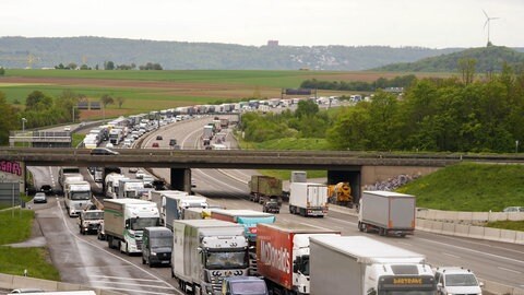 Langer Stau auf A81 auf Höhe der Anschlussstelle Stuttgart-Zuffenhausen