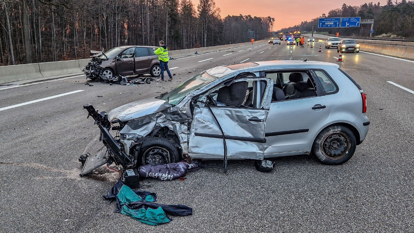 Autowracks stehen auf der Fahrbahn der Autobahn 8. Mehrere Menschen sind am Sonntagmorgen bei einem Unfall auf der A8 bei Sindelfingen (Landkreis Böblingen) verletzt worden.