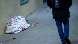 Obdachloser schläft auf einer Straße in Stuttgart.