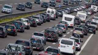 Autos stauen sich im Sommerreiseverkehr auf einer Autobahn. 