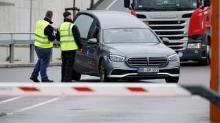 Ein Leichenwagen fährt über das Betriebsgelände von Mercedes-Benz.