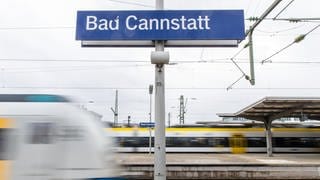 Zug und S-Bahn auf dem Bahnhof Bad Cannstatt