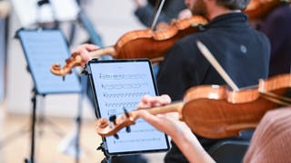 Bei einer Probe des Stuttgarter Kammerorchesters benutzen die Musiker Tablets für ihre Noten und kein Papier mehr. 