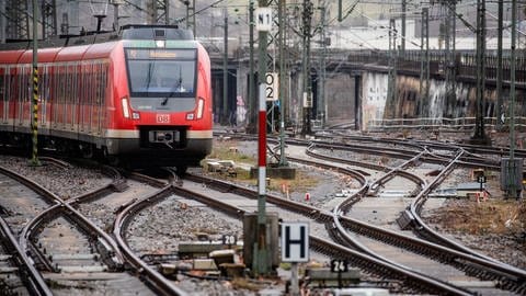 Eine S-Bahn fährt von Plochingen kommend nach Stuttgart: Fahrgäste der S1 werden an einigen Bahnhöfen nicht ein- und aussteigen können.