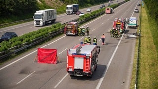 Bei einem Unfall auf der A8 bei KirchheimTeck ist ein Motorradfahrer ums Leben gekommen.