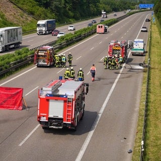 Bei einem Unfall auf der A8 bei KirchheimTeck ist ein Motorradfahrer ums Leben gekommen.