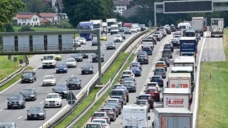 Auf der A8 stauen sich zahlreiche Fahrzeuge. (Archivbild)