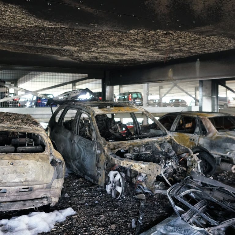 Autos im Parkhaus der Alb-Fils-Kliniken in Göppingen ausgebrannt