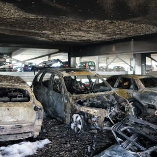 Autos im Parkhaus der Alb-Fils-Kliniken in Göppingen ausgebrannt
