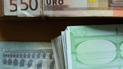 Euro-Banknoten liegen während einer Pressekonferenz im Bundeskriminalamt gebündelt auf einem Tisch. 