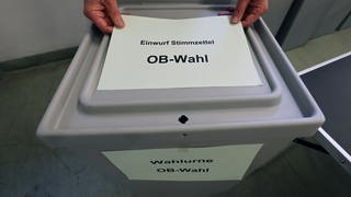 Eine Wahlurne bei einer OB-Wahl (Symbolbild)