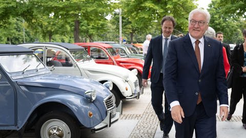 VW-Käfer in den Farben der Flaggen von Deutschland und Frankreich.