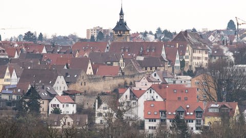 Marbach am Neckar: Hier soll ein Mann eine 18-Jährige mehrere Tage festgehalten und wiederholt vergewaltigt haben. 